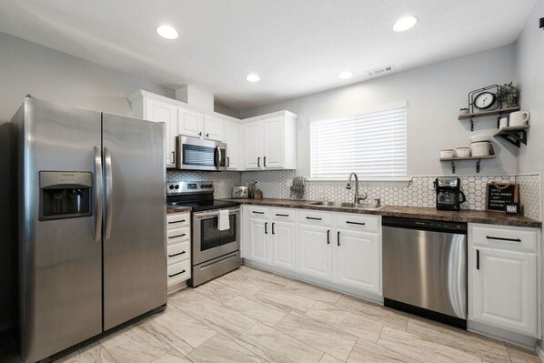 ثلاجة، ميكروويف، فرن، موقد طهي مسطح