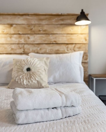 4 bedrooms, desk, iron/ironing board, travel cot. Family Friendly- Games- 4 Bdroom- Walk to Park