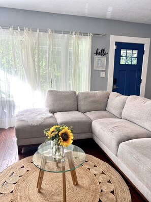 Smart TV, stereo - Hollywood house with parking & backyard, walk to attractions (Los Angeles)