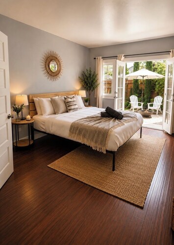 Hollywood house with parking & backyard, walk to attractions