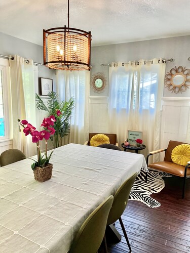 Hollywood house with parking & backyard, walk to attractions