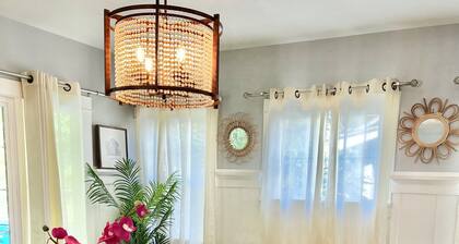 Hollywood house with parking & backyard, walk to attractions
