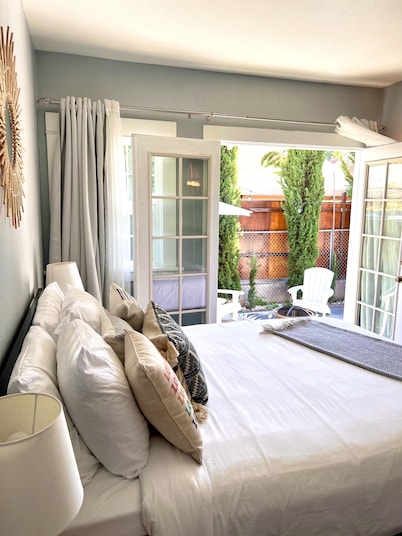 Hollywood house with parking & backyard, walk to attractions