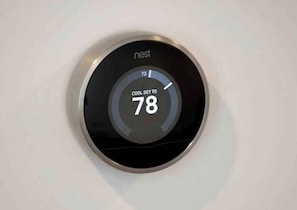 Ein Nest-Thermostat auf 26 Grad Celsius eingestellt.
