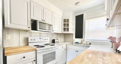 Adorable beach cottage 2/1, Sleeps 6, Pet Friendly, Minutes to Beach
