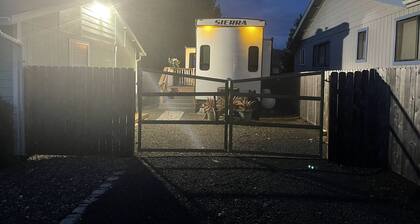 Sweet little Retreat, peacefully/centrally-located. Pet Friendly. 1.5ml off I5