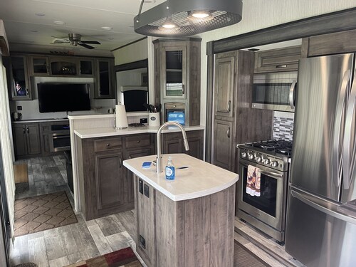 Sweet little Retreat, peacefully/centrally-located. Pet Friendly. 1.5ml off I5