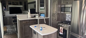 Sweet little Retreat, peacefully/centrally-located. Pet Friendly. 1.5ml off I5