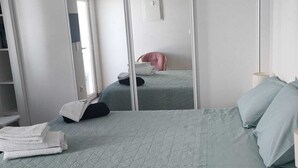 3 室のベッドルーム、アイロン / アイロン台、旅行用ベビーベッド、WiFi (無料)