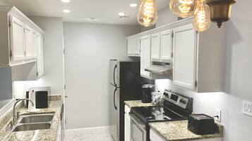 冰箱、微波炉、烤箱、炉灶