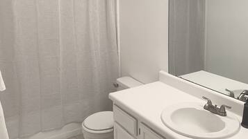 淋浴/盆浴组合、吹风机、毛巾、肥皂