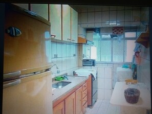 Geladeira, fogão, cooktop, talheres/pratos/utensílios de cozinha