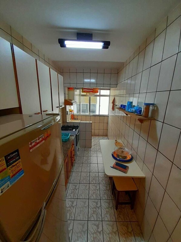 Geladeira, fogão, cooktop, talheres/pratos/utensílios de cozinha