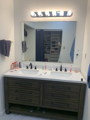 Suihkun ja ammeen yhdistelmä, pyyhkeet, vessapaperi