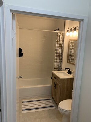Combined shower/tub, towels, toilet paper - Beach Getaway (Long Beach)