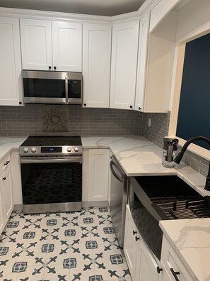 ثلاجة، ميكروويف، فرن، موقد طهي مسطح