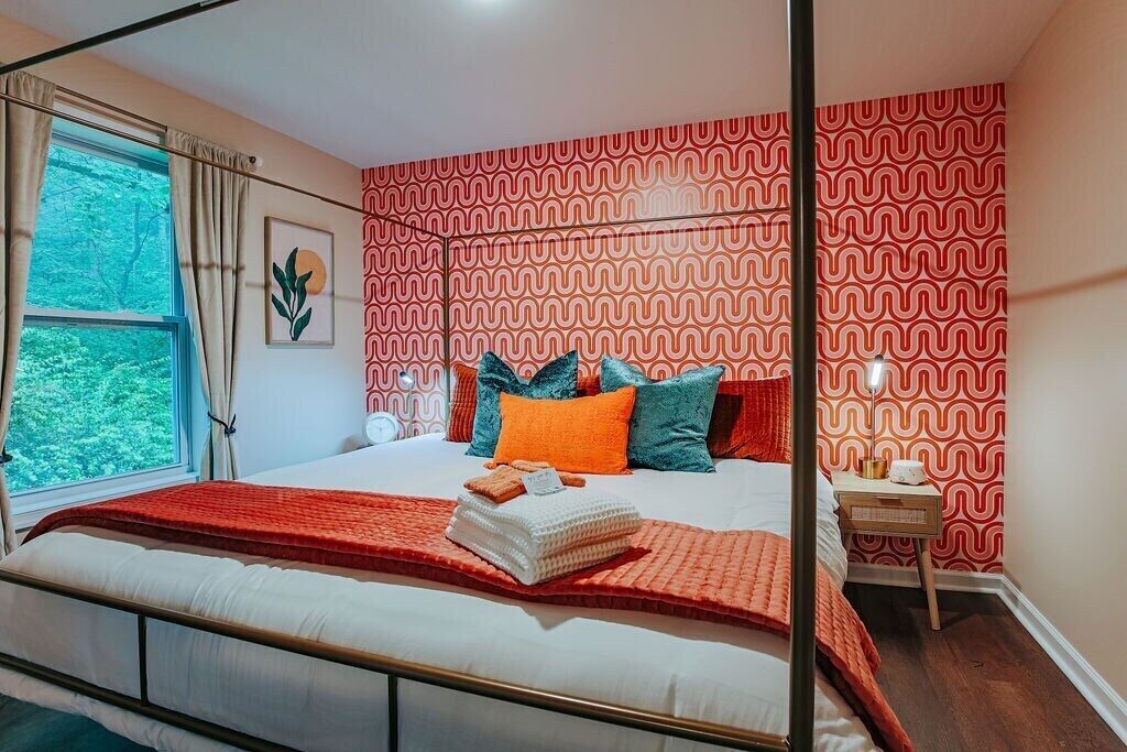 2 bedrooms, desk, iron/ironing board, internet