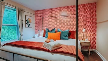 2 bedrooms, desk, iron/ironing board, internet