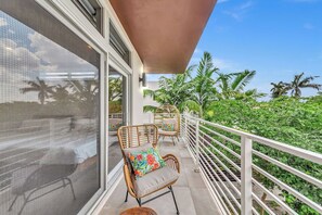 Terrace/patio - *Luxury Pool Home in Coral Ridge – Dream Stay! (Fort Lauderdale)