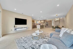 TV - *Luxury Pool Home in Coral Ridge – Dream Stay! (Fort Lauderdale)