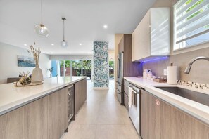 Fridge, microwave, oven, stovetop - *Luxury Pool Home in Coral Ridge – Dream Stay! (Fort Lauderdale)