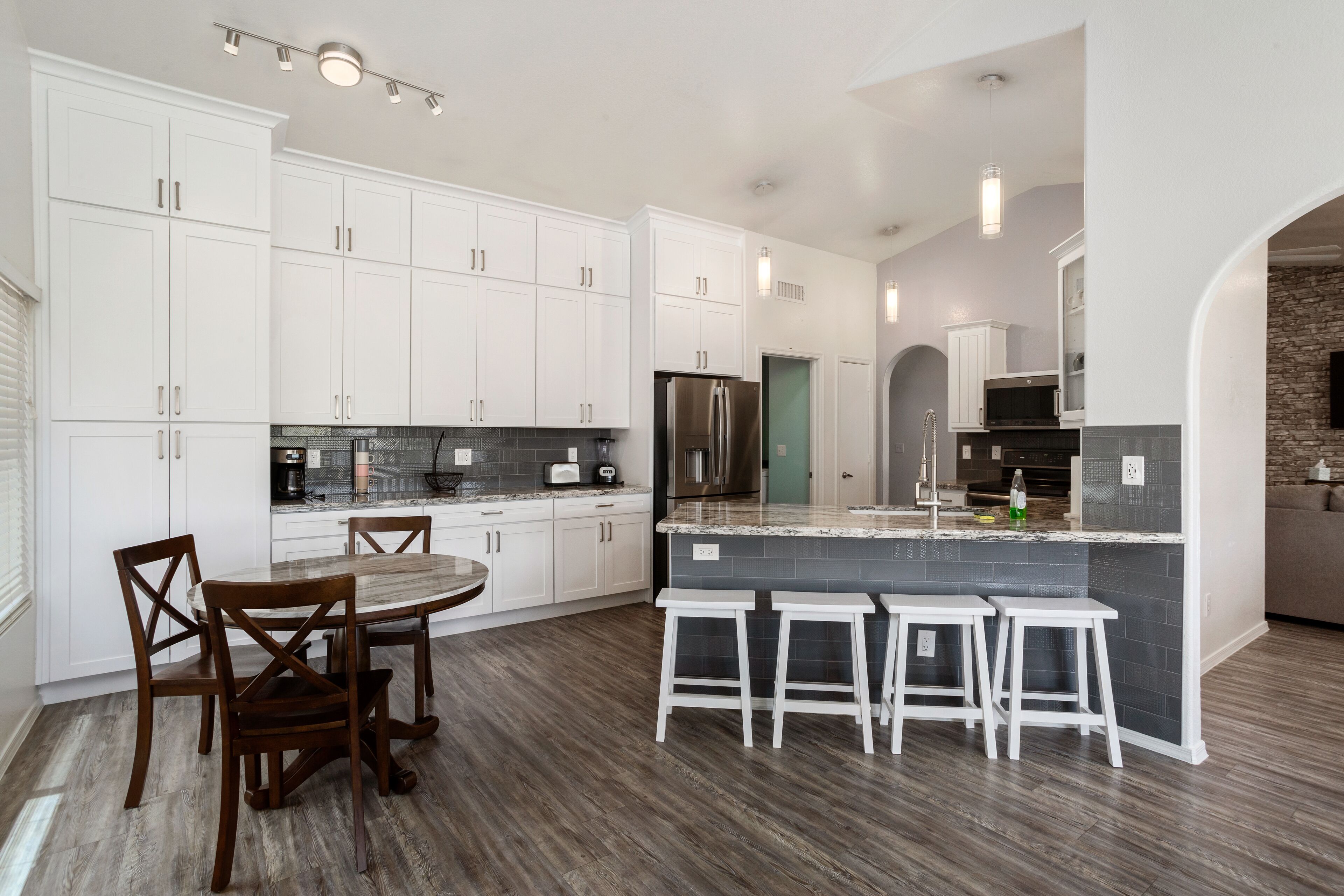 Geladeira, micro-ondas, fogão, cooktop