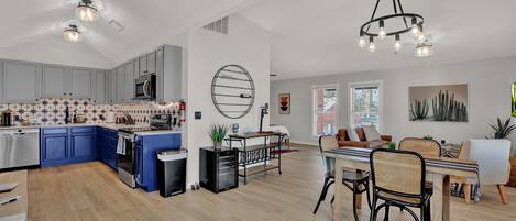 Jääkaappi, mikroaaltouuni, uuni, liesi