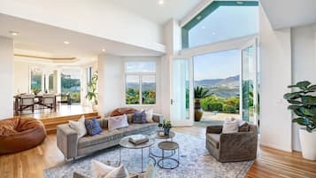 Smart TV, mesa de ping pong, libros, impresora