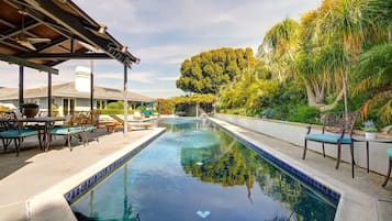 Una piscina al aire libre, una piscina climatizada