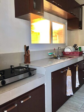 Réfrigérateur, micro-ondes, cafetière/bouilloire, bouilloire électrique