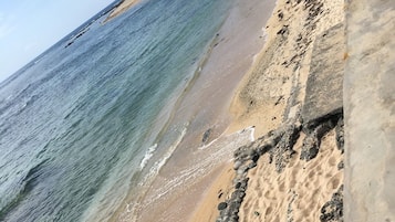 Una playa cerca, sillas reclinables de playa