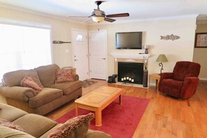 TV, peis, DVD-spiller og filmbibliotek