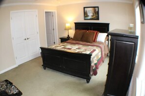 3 soverom, skrivebord, strykejern/-brett og reiseseng for barn