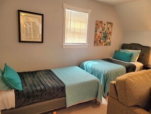 1 bedroom, desk, cots/infant beds, free WiFi - King Apartment -2 miles to I-81 (Edinburg)