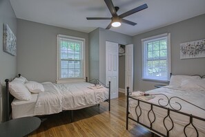 4 bedrooms, iron/ironing board, WiFi, bed sheets