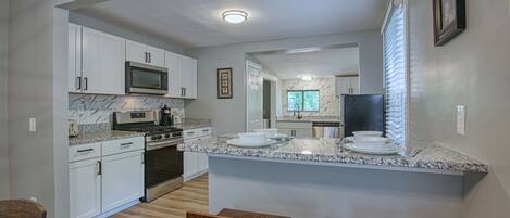 冷蔵庫、電子レンジ、オーブン、コンロ