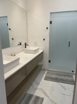 Shower, hair dryer, towels, soap - LUXURIOUS CONDO DOWNTOWN CABO (Pedegral)