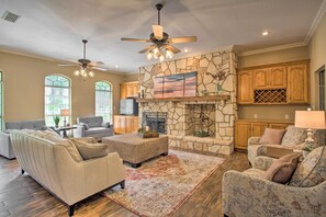 TV, caminetto, libri