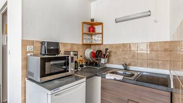 Fridge, microwave, coffee/tea maker, toaster