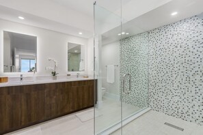 Shower, hair dryer, towels, soap - Beautifully appointed condo steps to bars, restaurants and beach (Naples)