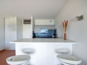 Refrigerador, microondas, lavavajillas y cafetera y tetera 