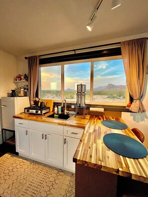 Fridge, stovetop, coffee/tea maker, electric kettle - El Coyote Terlingua - Red Bluff (Terlingua)