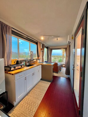 Fridge, stovetop, coffee/tea maker, electric kettle - El Coyote Terlingua - Red Bluff (Terlingua)