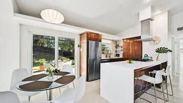 Lemari es, microwave, oven, dan kompor