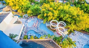 12 piscines intérieures, 15 piscines extérieures, chaises longues