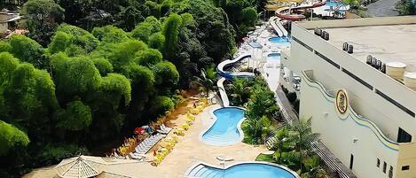 12 albercas techadas, 15 albercas al aire libre y camastros