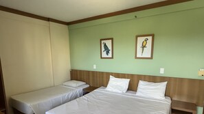 Quarto triplo clássico, 1 quarto, para não fumantes, vista para a piscina | Roupas de cama antialérgicas, cofres nos quartos