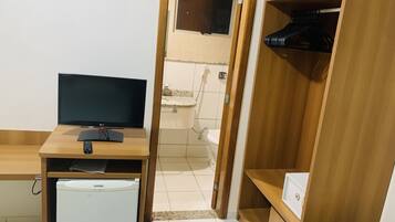 Quarto triplo clássico, 1 quarto, para não fumantes, vista para a piscina | Minirrefrigerador