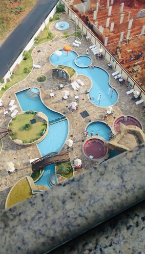 12 piscines intérieures, 15 piscines extérieures, chaises longues