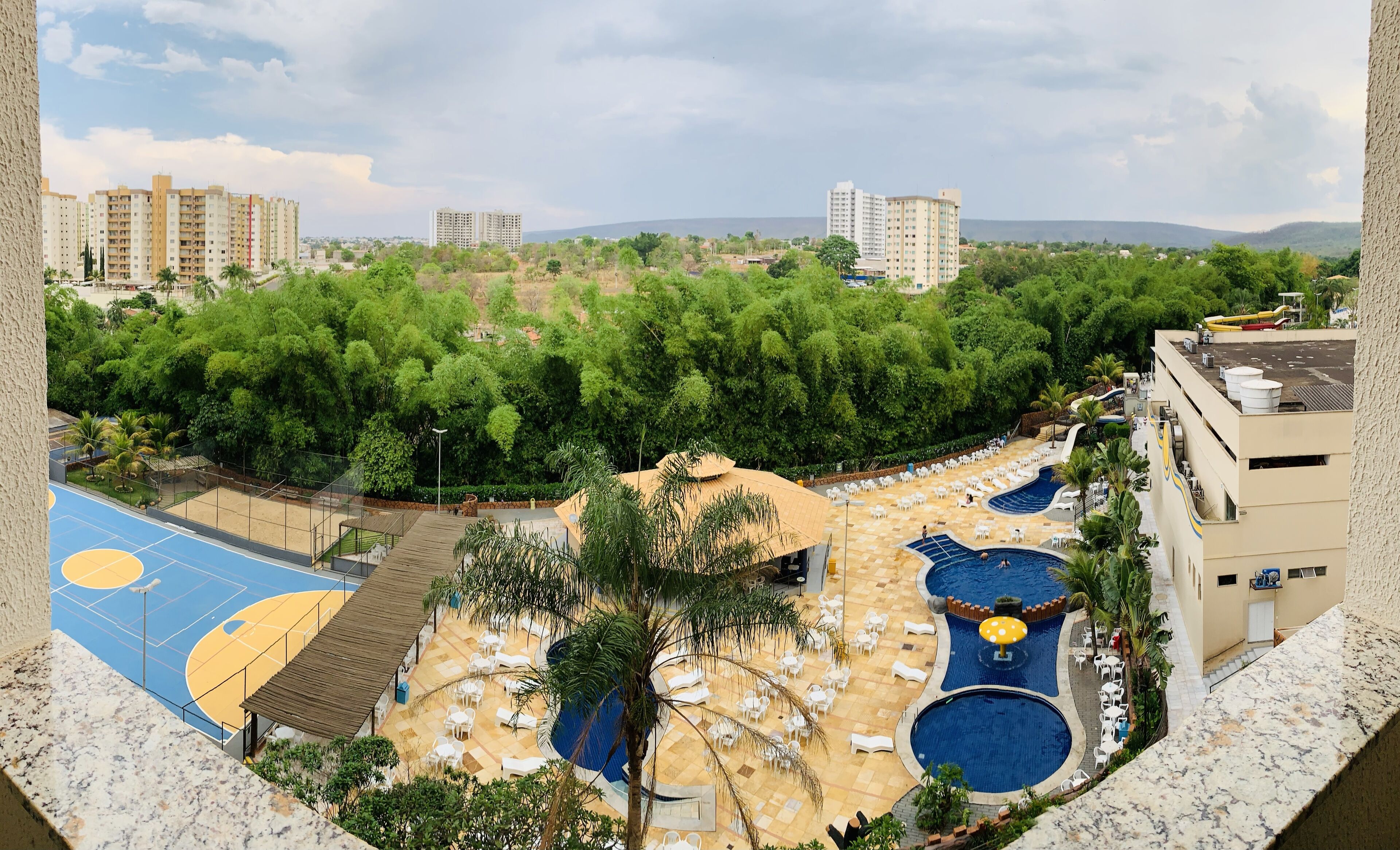 Quarto triplo clássico, 1 quarto, para não fumantes, vista para a piscina | Vista da propriedade